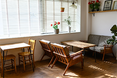 フローリングの部屋。窓から差し込む光でおしゃれな部屋